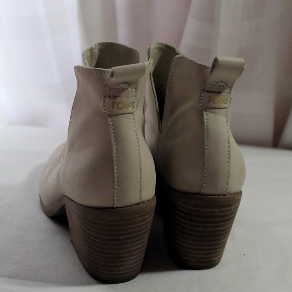 TOMS Everly Cutout Nubuck Leather Booties in Sand, 8 - Picture 4 of 9